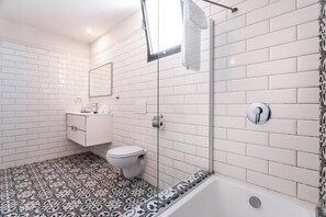 Habitación doble clásica | Baño | Amenidades de baño gratuitas, toallas, jabón, shampoo