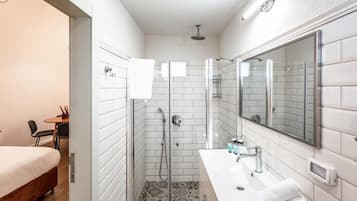 Deluxe Double Room, Valley View | Bathroom | Free toiletries, towels, soap, shampoo