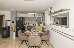 Refrigerador, microondas, horno y cafetera y tetera 