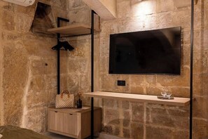 2 habitaciones, escritorio, tabla de planchar con plancha y wifi 