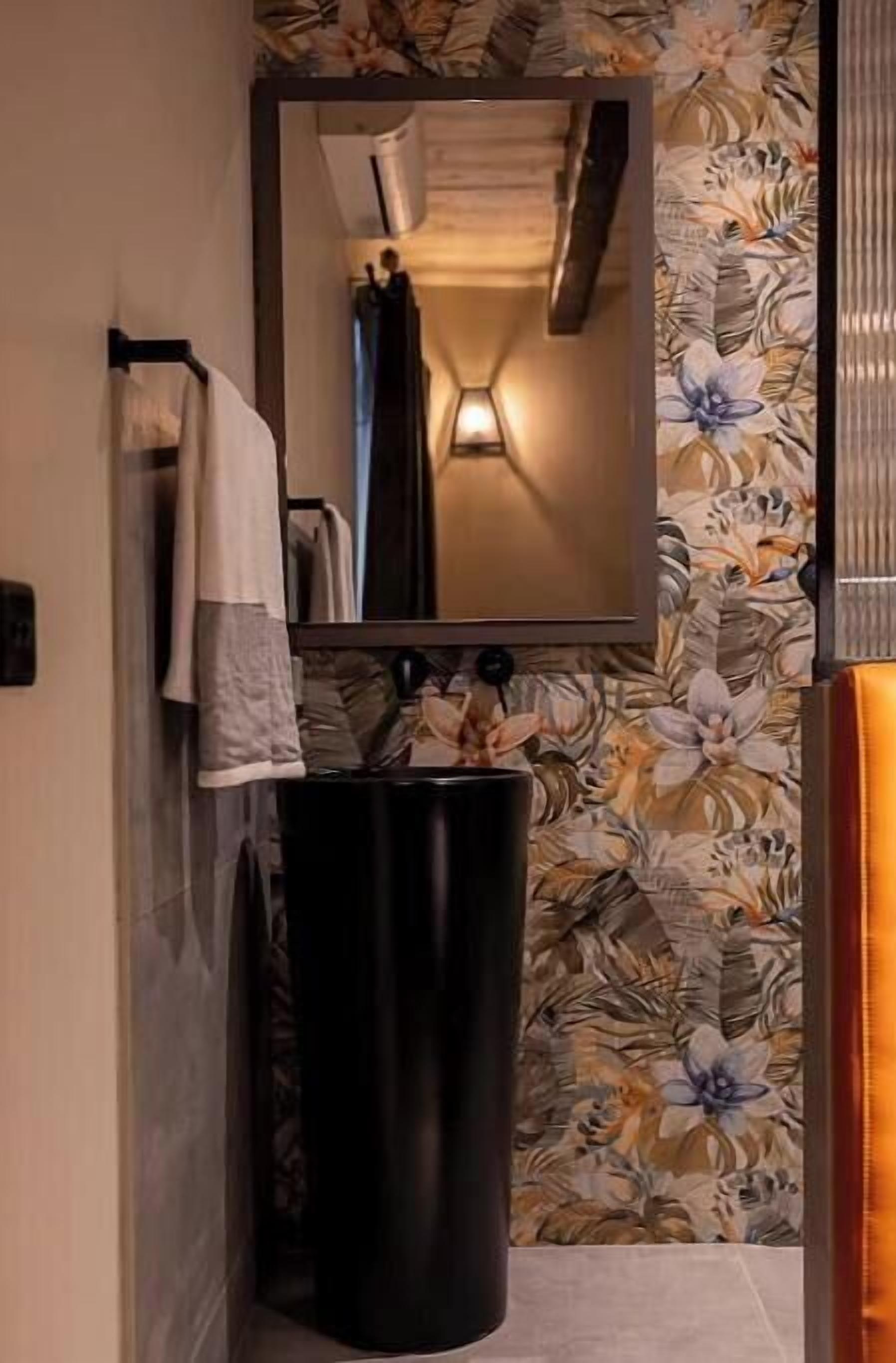 Gratis toiletartikelen, een haardroger, pantoffels, zeep