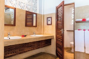 Honeymoon Ocean Suite with Plunge Pool | Bathroom | Shower, free toiletries, hair dryer, towels - Sunshine Azure Zanzibar Beach Hotel (Matemwe)