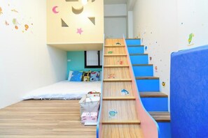 Habitación doble familiar | Cortinas blackout, insonorización, wifi gratis y ropa de cama 