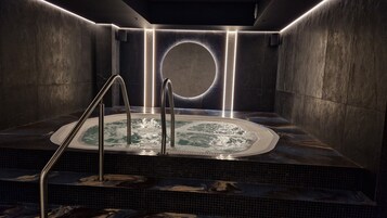Un sauna, una bañera de hidromasaje