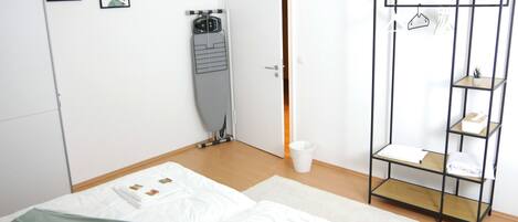 4 bedrooms, iron/ironing board, WiFi, bed sheets