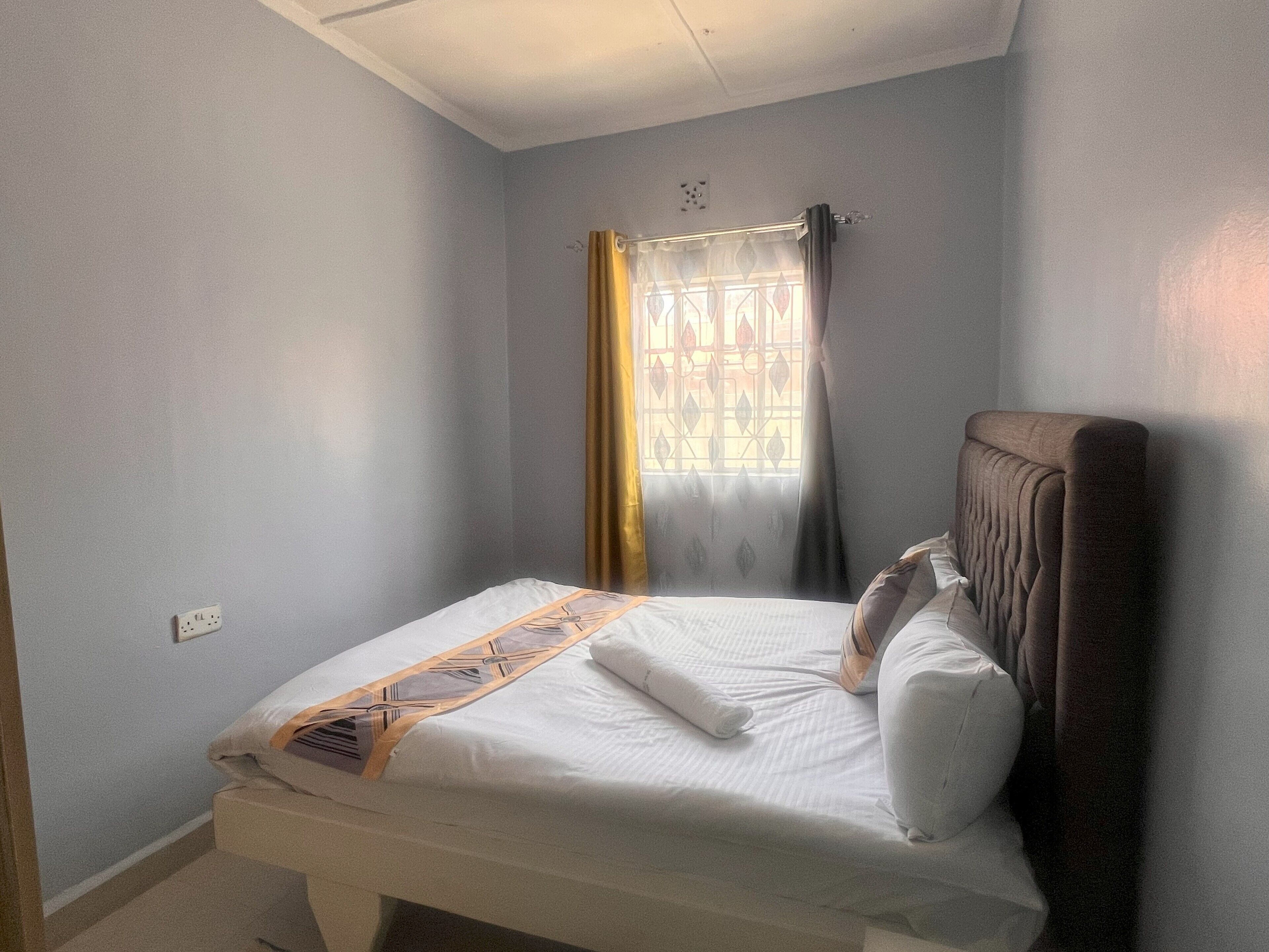 3 bedrooms, desk, WiFi, bed sheets