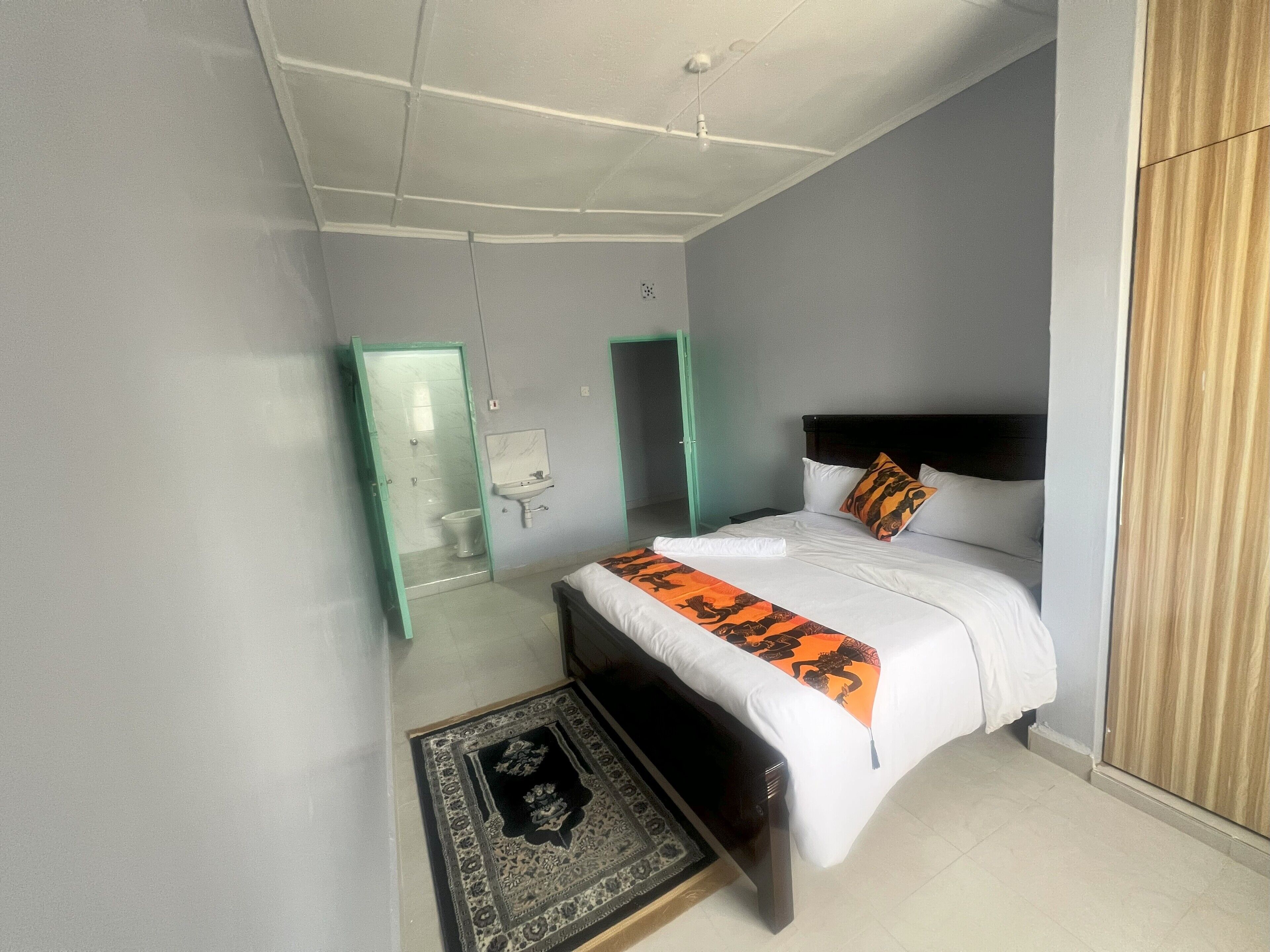 3 bedrooms, desk, WiFi, bed sheets