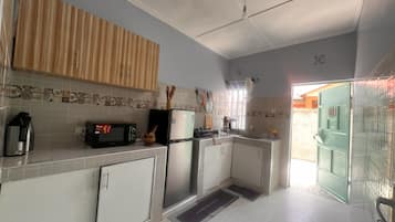 Frigorífico, microondas, horno y hervidor eléctrico