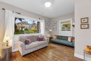 TV - Madrona Bliss: A Modern Escape (Seattle)