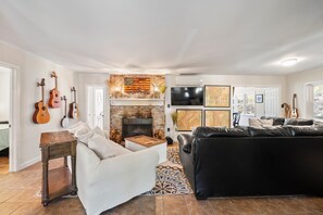 Una Smart TV, una chimenea