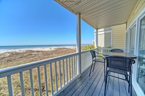 Outdoor dining - Newly Remodeld Ocean Front Steps to the Beach (Panama City Beach)