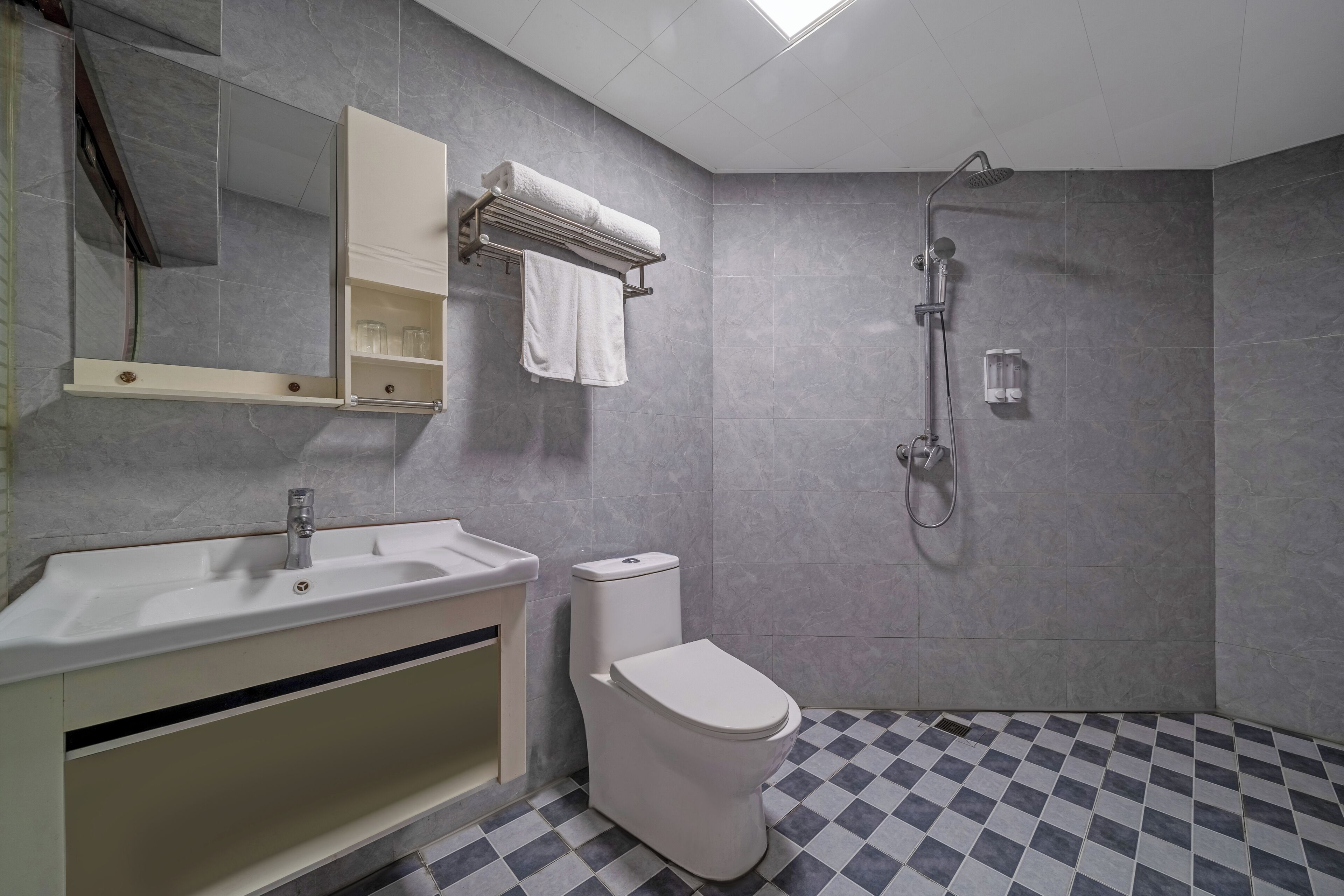 Comfort Twin Room, Non Smoking | Bathroom | Shower, rainfall showerhead, hair dryer, shampoo