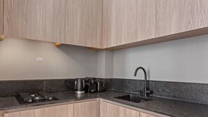 Kühlschrank, Mikrowelle, Herdplatte, Geschirrspüler