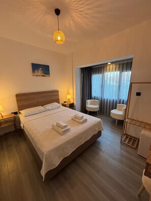 Dobbeltrom – deluxe, hageutsikt | Minibar (inkludert), individuelt dekorert og blendingsgardiner