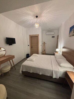 Deluxe Double Room, Garden View | Free minibar, individually decorated, blackout drapes, free WiFi