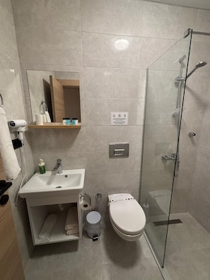 Kahden hengen deluxe-huone, näköala puutarhaan | Kylpyhuone | Suihku, ilmaiset hygieniatuotteet, hiustenkuivaaja, tohvelit