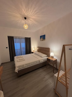 Deluxe-Doppelzimmer, Gartenblick | Minibar, individuell dekoriert, Verdunkelungsvorhänge, kostenloses WLAN