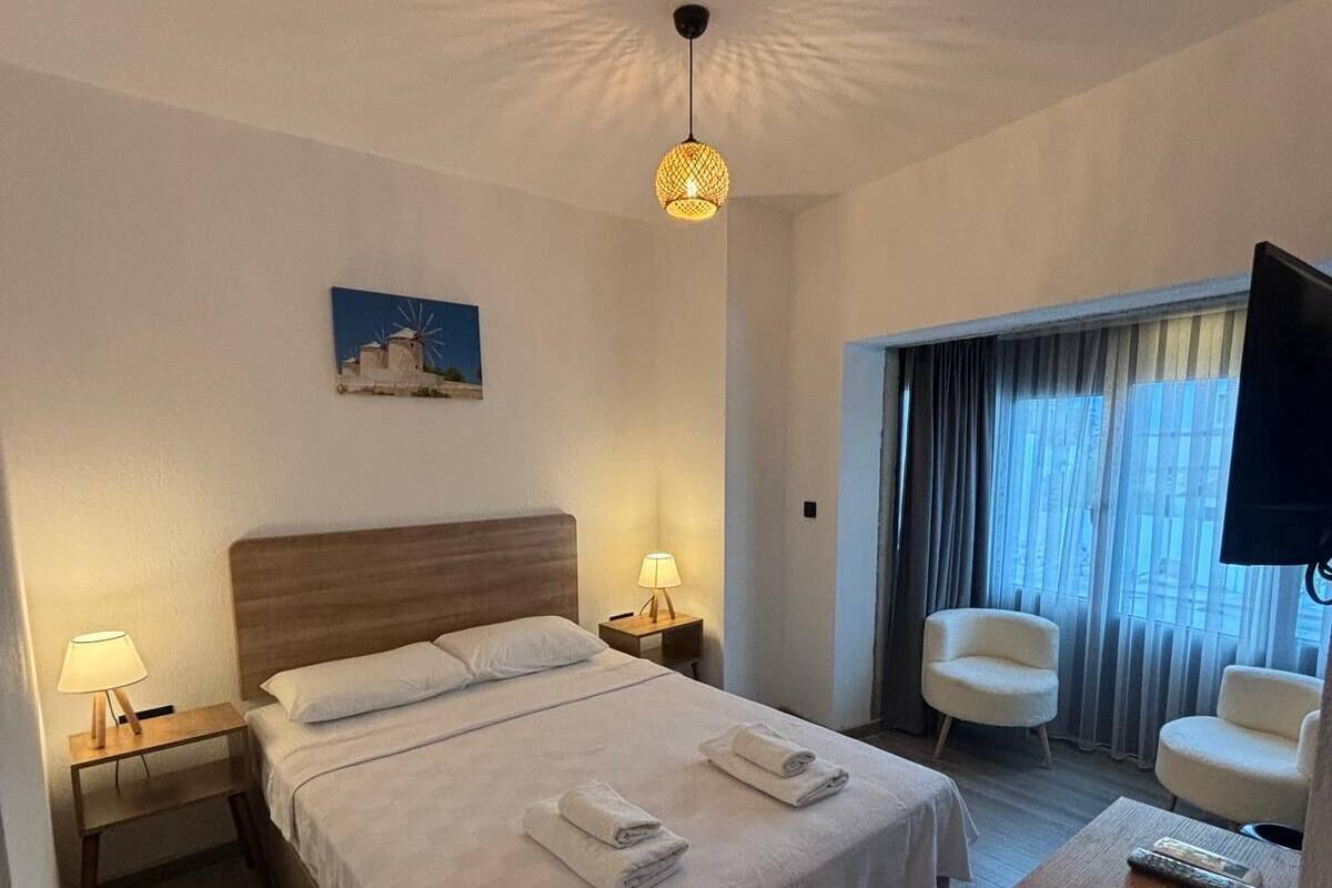 Habitación doble Deluxe, vista a la ciudad | Artículos del minibar gratis y decoración personalizada