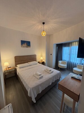Kamar Double Deluks, pemandangan kota | Minibar, didekorasi berbeda-beda, tirai kedap cahaya, dan Wi-Fi gratis