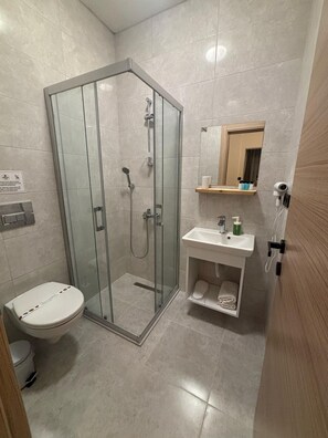 Deluxe Double Room, Garden View | Bathroom | Shower, free toiletries, hair dryer, slippers - Kırçak Konak (Cesme)