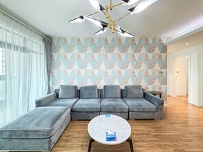 Comfort-Apartment, 3 Schlafzimmer, Küche, Stadtblick | Wohnbereich | 63-Zoll-LCD-Fernseher mit Digitalempfang