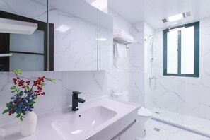 Comfort Apartment, 3 Bedrooms, Kitchen, City View | Bathroom | Designer toiletries, hair dryer, slippers, towels - Tyms 3BR 2BA Apt Near Stadium Line 1 4 (Shanghai)