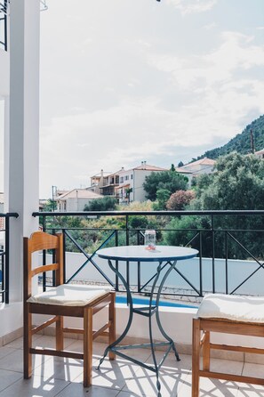 Studio – classic, bassengutsikt | Balkong