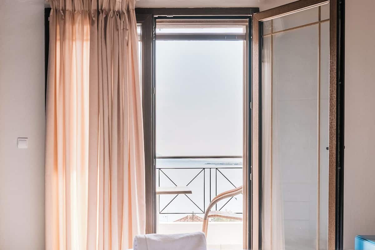 Estudio superior, vistas a la piscina | 1 dormitorio, sistema de insonorización, wifi gratis y ropa de cama