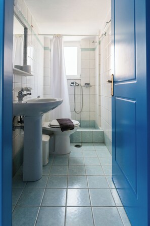 Family Studio, Pool View | Bathroom