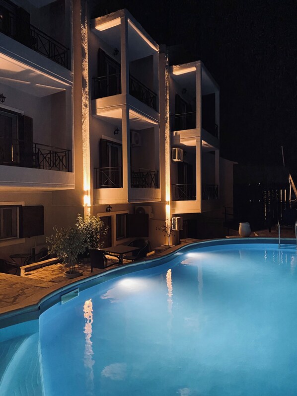 Piscina externa, funciona das 10h30 às 20h, guarda-sóis