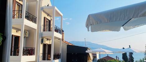 屋外プール、営業時間 10:30 ~ 20:00、プール パラソル、サンラウンジャー