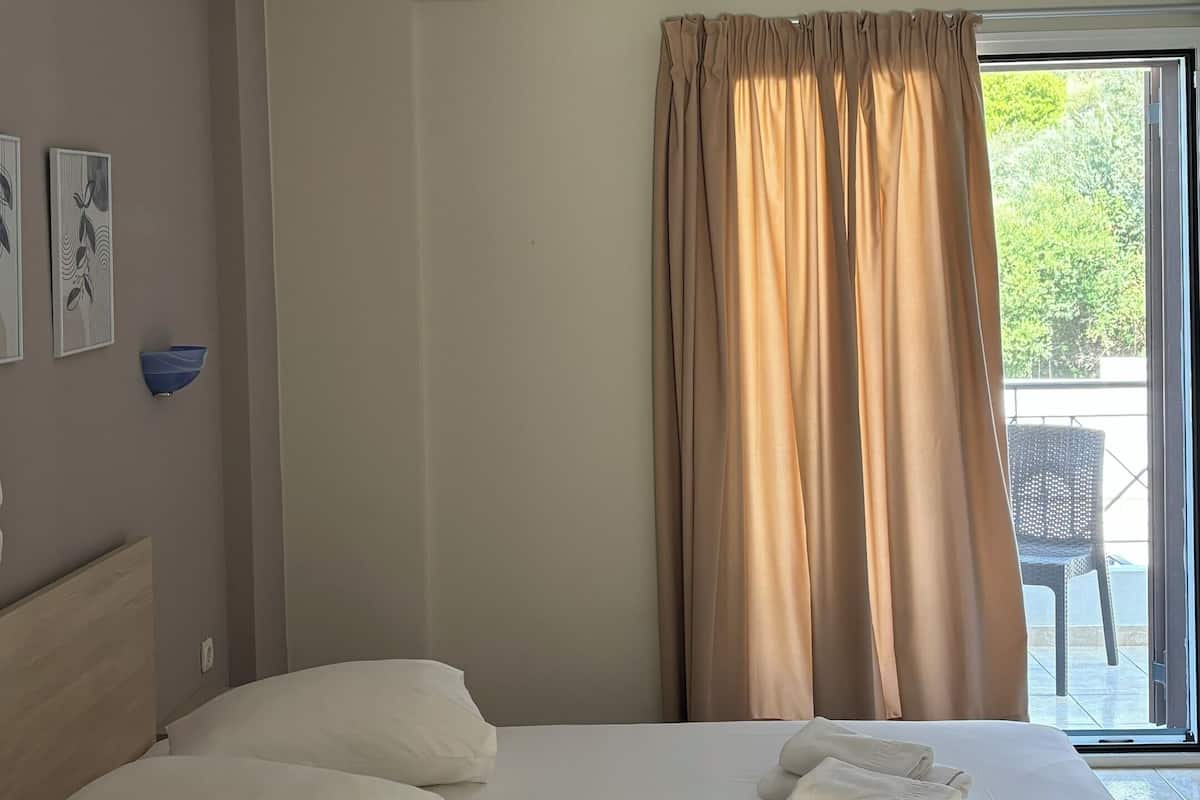 Estudio clásico, vistas a la piscina | 1 dormitorio, sistema de insonorización, wifi gratis y ropa de cama