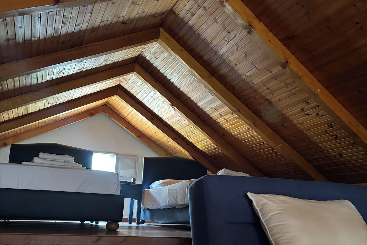 Split Level Studio, Pool view | 1 dormitorio, sistema de insonorización, wifi gratis y ropa de cama