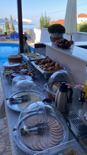Free daily buffet breakfast