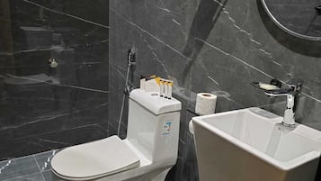 Rainfall showerhead, free toiletries, hair dryer, towels