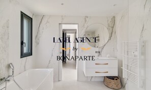 Douche, sèche-cheveux, serviettes fournies, savon