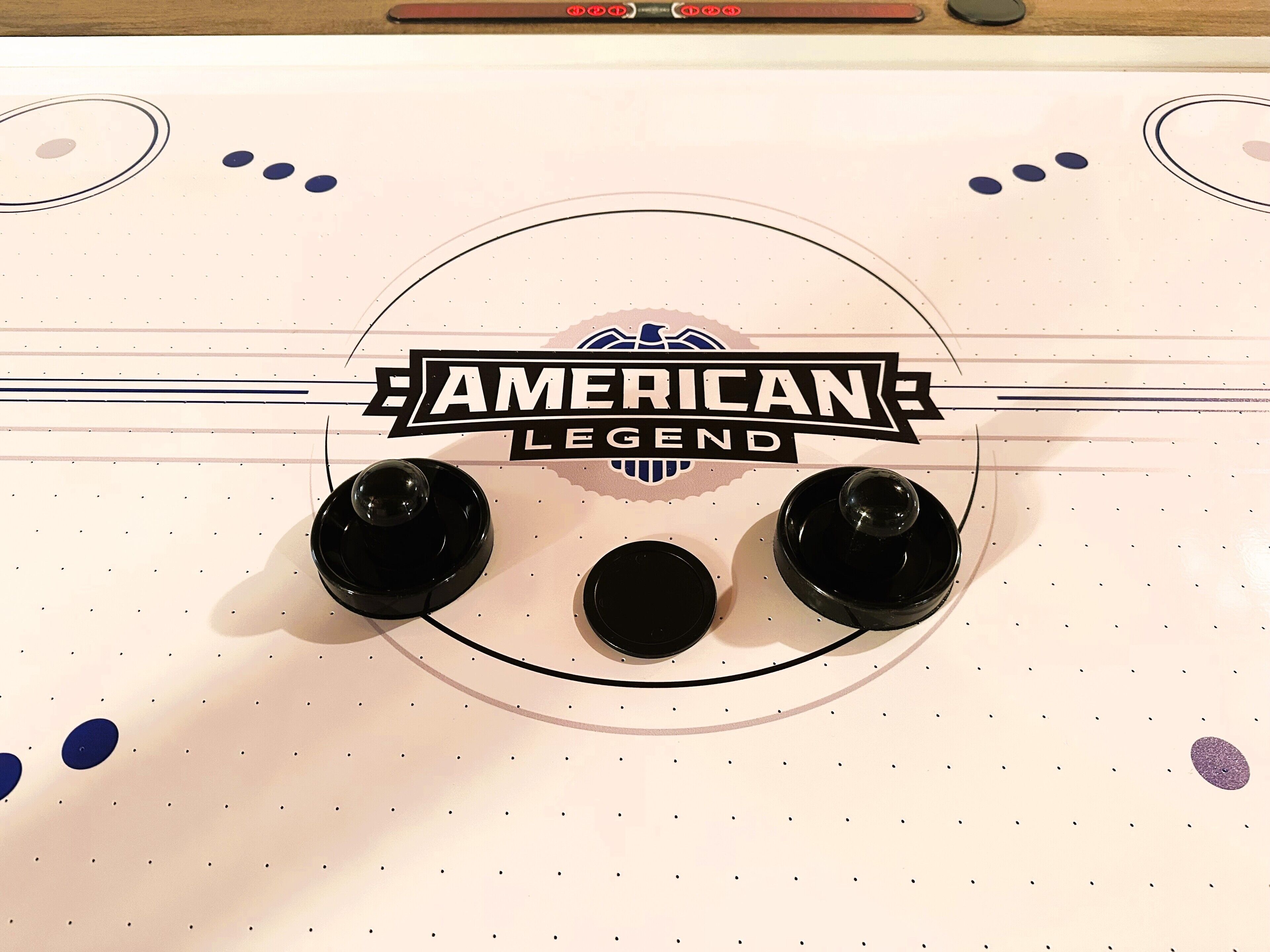 Une patinoire sur laquelle on peut lire le texte « AMERICAN LEGEND » et qui porte un logo.