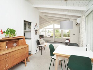 House | Interior - Home With Chromecast Near Beach (Dronningmolle)