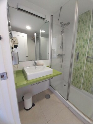 Een douche, een haardroger, handdoeken, zeep
