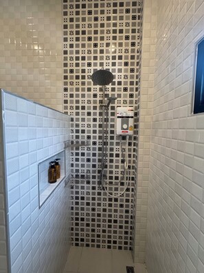 Dusche, Haartrockner, Handtücher, Seife