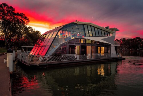 World Luxury Award WINNER 6 STAR HOUSEBOAT Mildura 5 KINGS with private ensuites