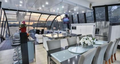 World Luxury Award WINNER 6 STAR HOUSEBOAT Mildura 5 KINGS with private ensuites