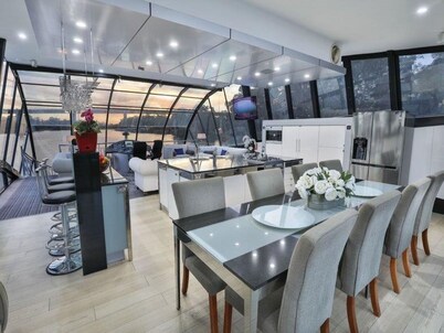 World Luxury Award WINNER 6 STAR HOUSEBOAT Mildura 5 KINGS with private ensuites