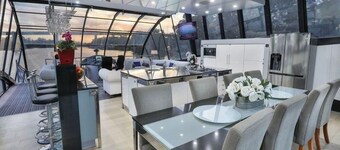 World Luxury Award WINNER 6 STAR HOUSEBOAT Mildura 5 KINGS with private ensuites