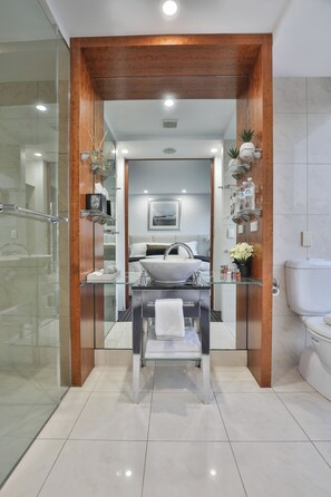 Douche, sèche-cheveux, serviettes fournies, savon