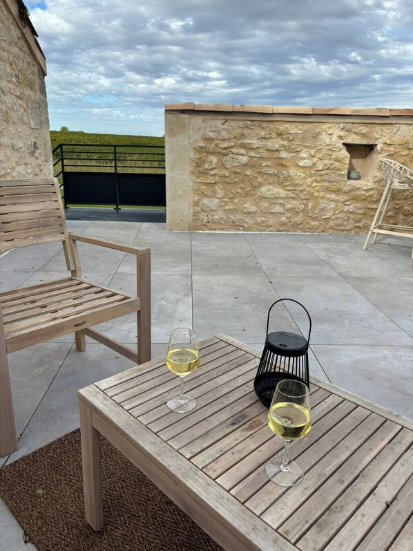 Terrace/patio - Rooftop gîte amidst the vines (Saint-Christoly-Médoc)