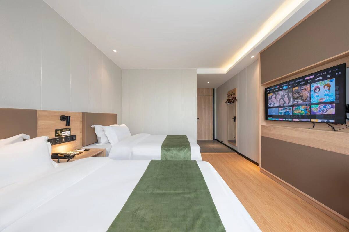 Classic Twin Room | Laptop workspace, blackout drapes, iron/ironing board (on request)