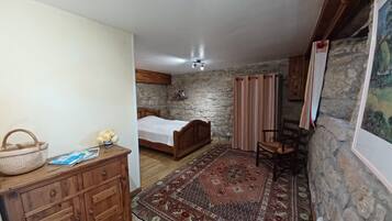 6 bedrooms, iron/ironing board, WiFi