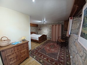6 bedrooms, iron/ironing board, WiFi - Large family home with character in authentic Lozère village (Grèzes)