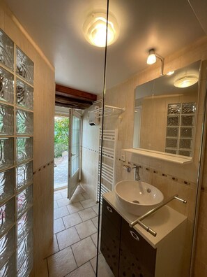 Shower, hair dryer, towels, soap - Large family home with character in authentic Lozère village (Grèzes)